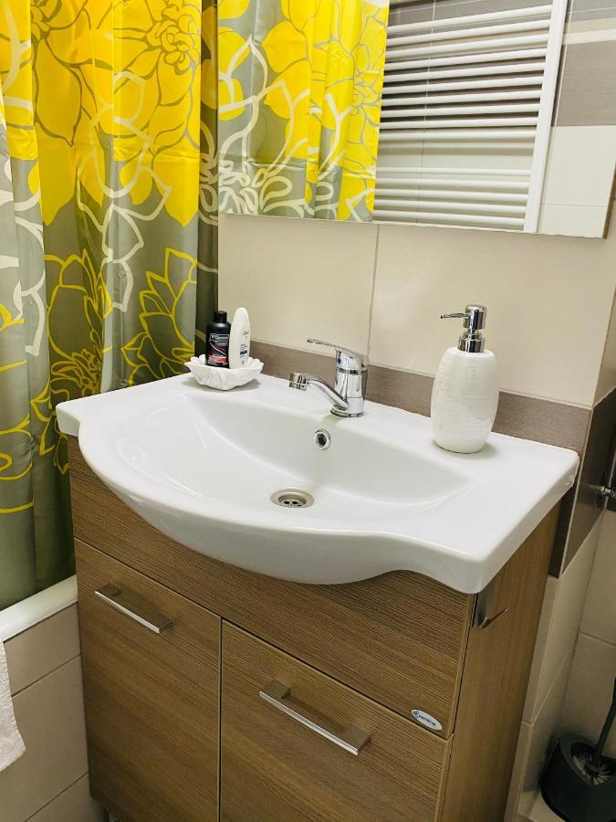 Sellada Apartament - Free Private Parking,Ac,Wi-Fi Carei Exteriör bild